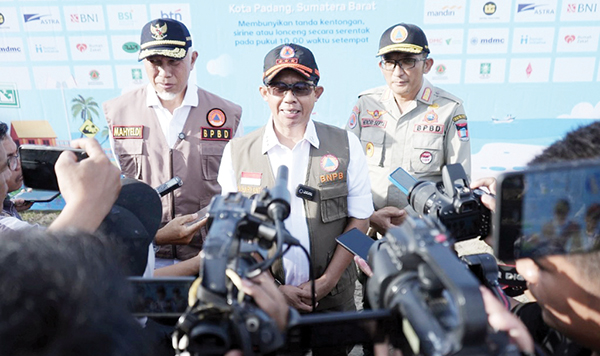 Jumpa pers usai penanaman pohon rangkaian kegiatan peringatan HKBN Tahun 2024 di Padang oleh Kepala BNPB Letjen TNI Suharyanto S.Sos