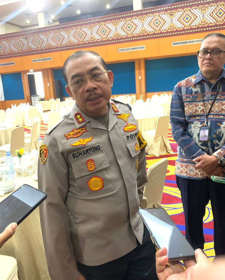 Sopir Bus ALS yang Kabur usai Kecelakaan Diminta Serahkan Diri, Kapolda: Cepat atau Lambat Pasti akan Tertangkap 1 WAWANCARA- Kapolda Sumbar Irjen Pol Suharyono saat diwawancarai wartawan.