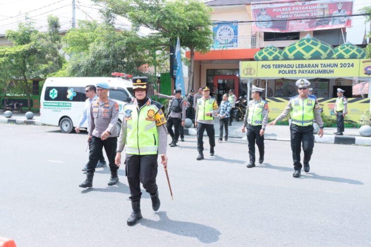 PANTAU ARUS BALIK— Kapolres Payakumbuh memantau arus balik di tiga Pos Pengamanan Mudik dan Balik di Kota Payakumbuh