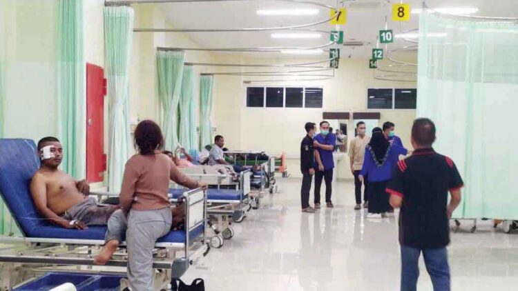 RUANG PERAWATAN— Suasana ruangan IGD RS Achmad Mochtar Bukittinggi yang sedang merawat korban kecelakaan Bus ALS di Malalak.