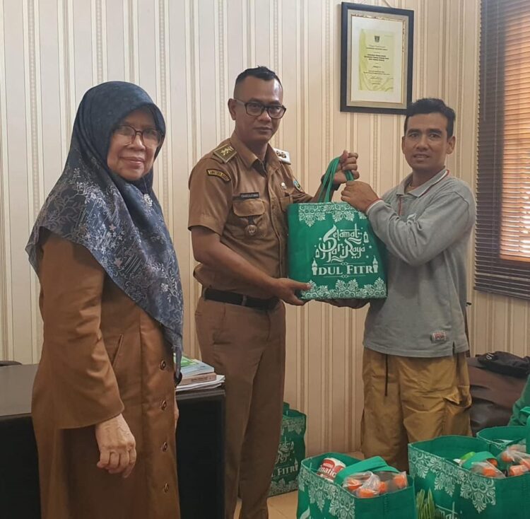 Kelurahan Silaing Bagikan Paket Lebaran kepada THL 1 Kelurahan Silaing Bagikan Paket Lebaran kepada THL