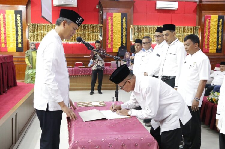 KUKUHKAN—Pj Wali Kota Pariaman, Roberia saat pengukuhan KDEKS Provinsi Sumatra Barat menjadi role model di seluruh Indonesia.
