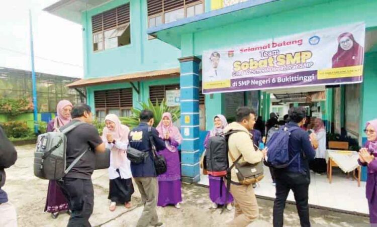 GOES TO SCHOOL— Tim Kerja Publikasi Direktorat SMP Kemendikbudristek mendatangi SMPN 6 Bukittinggi untuk melaksanakan program Sobat SMP Goes to School yang merupakan program untuk produksi video publikasi sebagai bahan yang akan disosialisasikan di media social.