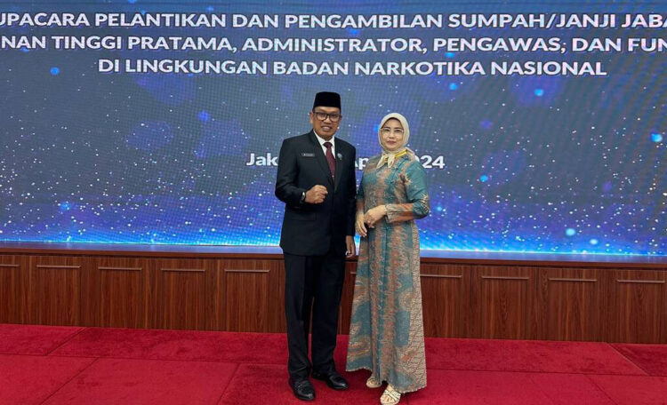 Brigjen Pol Riki Yanuarfi Resmi jadi Kepala BBNP Sumbar 1 DILANTIK—
Brigjen Pol Riki Yanuarfi didampingi istri usai dilantik sebagai Kepala BNN Provinsi Sumbar oleh Kepala BNN RI, di R M Hatta, Gedung Tan Satrisna BNN, Cawang, Jakarta Timur (Jaktim) pada Selasa (2/4).