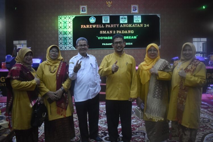 FARAWELL PARTY— Kepala SMA Negeri 2 Padang Drs. Nuragusman Eka Putra, M.Pd bersama mantan kepala SMAN 2 Drs. Syamsul Bahri, M.Pd.I dan wakil kepsek, berfoto bersama saat Farewell Party siswa-siswa kelas XII, di UPGRISBA Convention Center.