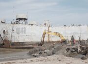 Pemko Kerjakan Kanal Penyelamatan Eks KRI Teluk Bone 511