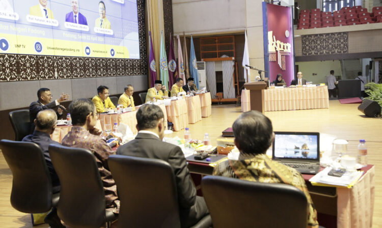 FORUM TERBUKA—
Suasana penyelenggaraan Forum Terbuka Penyampaian Kertas Kerja Bakal Calon Rektor UNP Periode 2024-2029, Senin (22/4) di Auditorium UNP.