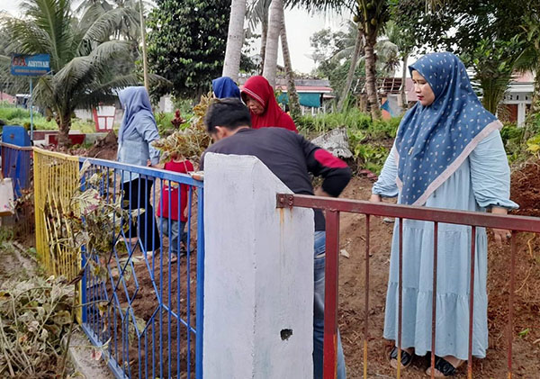 BERBAUR—Ketua Tim Penggerak PKK Padangpariaman Ny. Yusrita Suhatri Bur berbaur dengan warga membersihkan lingkungan dan membuat taman.