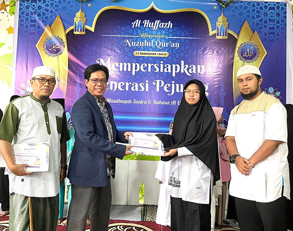 PENYERAHAN SERTIFIKAT— Ketua Yayasan Al Huffazh Edi Kusmana didampingi Kepala SD Al Huffaz menyerahkan sertifikat kepada santri yang hafiz 20 juz.