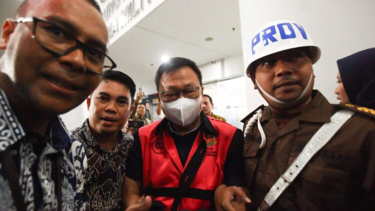 TERSANGKA BARU— Kejagung melakukan penahanan terhadap tiga dari lima tersangka baru kasus dugaan korupsi tata niaga timah, Jumat (26/4).