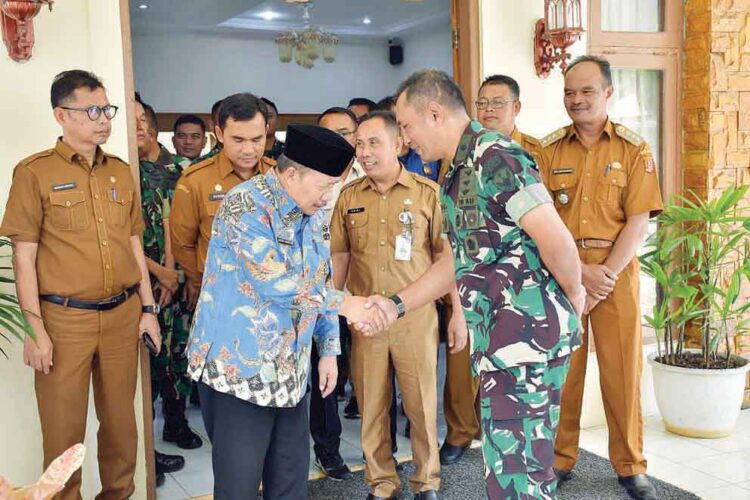 KUNJUNGAN— Bupati Agam Andri Warman menerima kunjungan dari Komandan Lanud Sutan Sjahrir Kolonel Nav .Sani Salman Nuryadin beserta Tim Aset TNI AU di Mess Pemkab Agam Belakang Balok, Bukittinggi, Selasa (23/4).