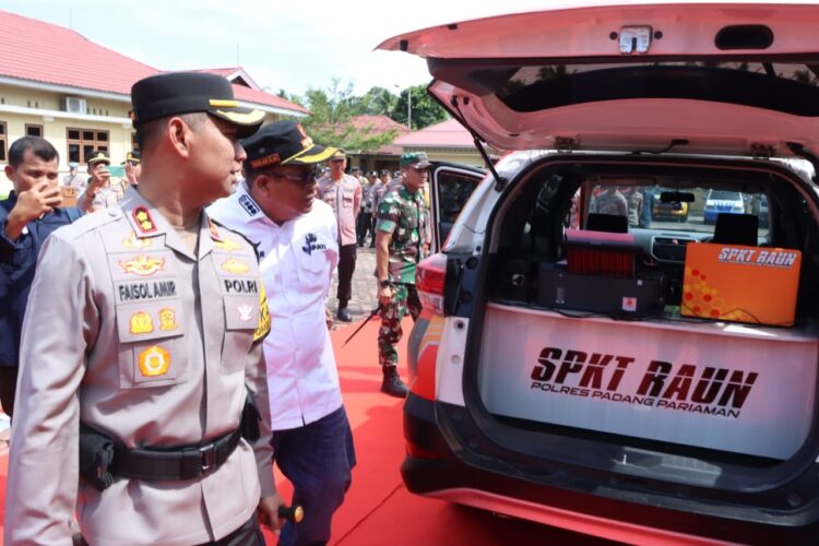 Kapolres Padangpariaman Launching Mobil SPKT RAUN 1 Launching Mobil SPKT RAUN— Kapolres Padangpariaman AKBP Ahmad Faisol Amir, meluncurkan mobil Sentra Pelayanan Kepolisian Terpadu (SPKT) RAUN Polres Padangpariaman, kemarin.