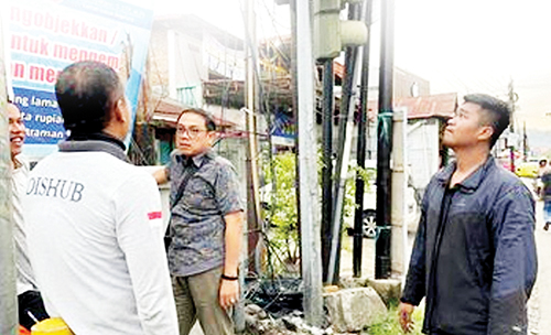 SERING BERMASALAH— Kondisi lampu lalu lintas di kawasan jalan Bypass, sudah lama bermasalah, sering mati dan dikeluhkan pengendara. BPTD Kelas II Sumbar Kemenhub, menyebut progres perbaikan masih dalam proses e-katalog untuk pengadaan melalui APBN.