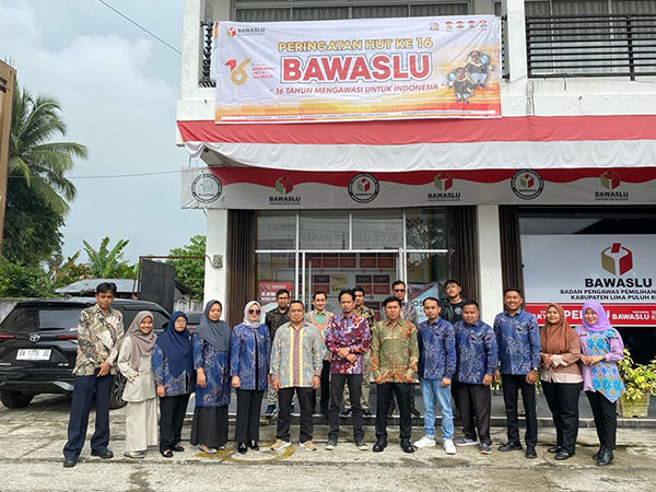 Media Mitra Strategis Menyukseskan Pemilu dan Pilkada 2024 1 FOTO BERSAMA—Ketua dan Anggota Bawaslu Limapuluh Kota bersama Koordinator Sekretariat dan staf foto bersama baru-baru ini.