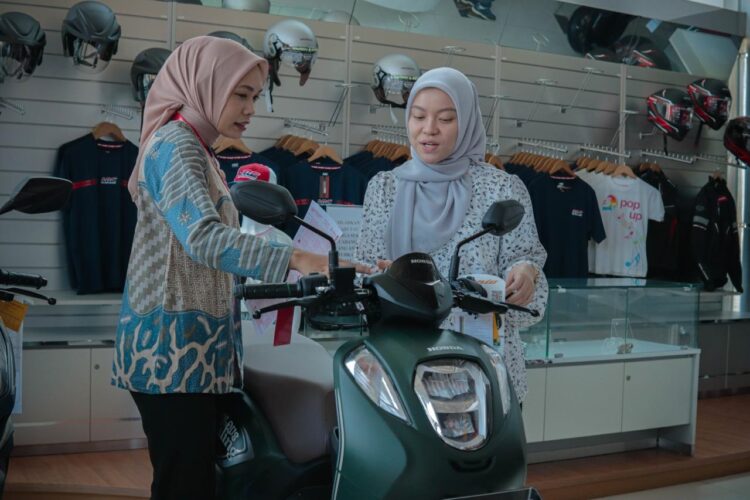 Promo Lebaran Bersama Honda, Beli Honda Genio di Menara Agung Diskon Rp 444 Ribu 1 LAYANI KONSUMEN— Sales marketing PT Menara Agung melayani konsumen yang melakukan pembelian Honda Genio.