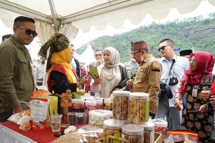 LIHAT—Bupati Eka Putra dan istri melihat produk asli Tanahdatar.