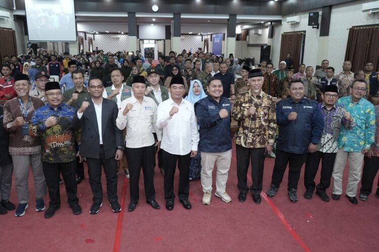 Menko PMK Dorong Pemerintah Daerah Optimalkan Mitigasi Bencana 1 SEMINAR NASIONAL— Menteri Koordinator Bidang Pembangunan Manusia dan Kebudayaan (Menko PMK) Muhadjir Effendy berfoto bersama usai menghadiri Seminar Nasional Hari Kesiapsiagaan Bencana Nasional 2024 di Aula Kampus Universitas Muhammadiyah Sumatera Barat, Kamis (25/4).