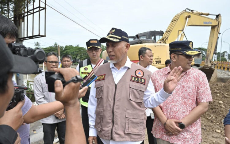 KETERANGAN PERS— Gubernur Sumbar Mahyeldi Ansharullah memberikan keterangan pers kepada wartawan saat melakukan peninjauan, beberapa waktu lalu.