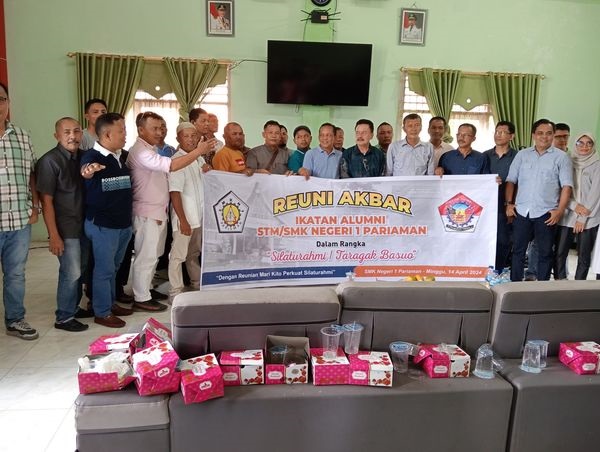 FOTO BERSAMA—Terlihat  para alumni usai pemilihan pimpinan baru foto bersama.