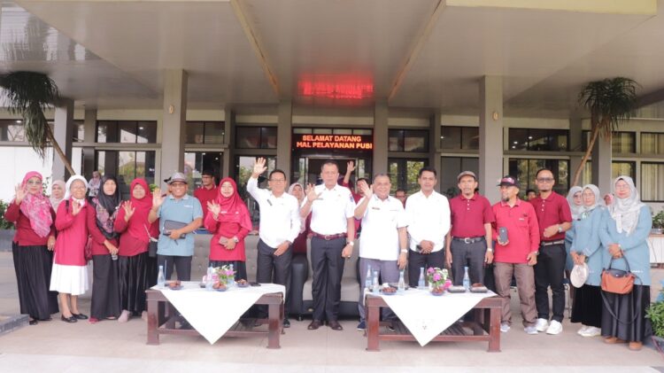 O2SN Tingkat Kecamatan Payakumbuh Utara dan Latina Ditabuh 1 FOTO BERSAMA—Elzadaswarman mewakili Pj. Wali Kota Payakumbuh. foto bersama usai kegiatan.