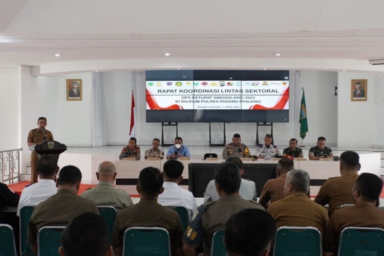 Operasi Ketupat Singgalang 2024, Pemko dan Forkopimda Bersinergi Amankan Lebaran 1 RAKOR LINTAS SEKTORAL—Pj Wako Padang Pajang Sonny berikan kata sambutan saat membuka Rapat Koordinasi Lintas Sektor guna mempersiapkan Operasi Ketupat Singgalang 2024.