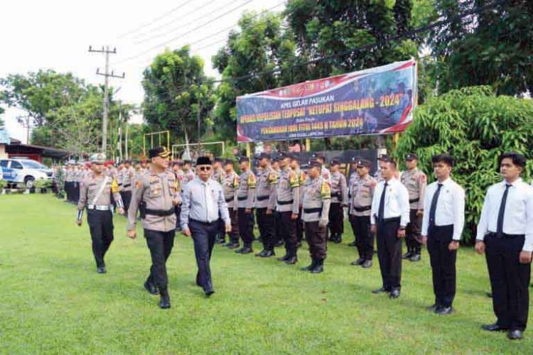 APEL GELAR PASUKAN— Kapolres Agam, AKBP Muhammad Agus Hidayat memimipin apel gelar pasukan Operasi Ketupat Singgalang 2024, Rabu (3/4).