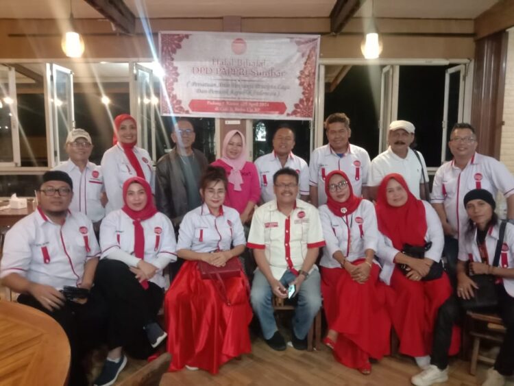 HALAL BIHALAL— DPD PAPPRI Sumbar usai menggelar HBH di Cafe UJBP, Bypass Padang, Kamis (25/4) malam.