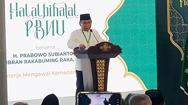 SAMBUTAN— Ketua Umum PBNU, Yahya Cholil Staquf (Gus Yahya) saat memberikan sambutannya pada acarahalal bihalal PBNU, Kramat Raya, Jakarta Pusat, Minggu (28/4).