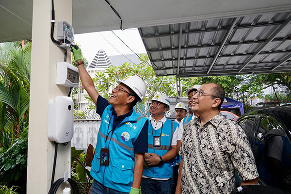 LAYANAN HOME CHARGING— PT PLN (Persero) sukses menyalakan layanan home charging bagi 300 pengguna kendaraan listrik atau electric vehicle di Jakarta. Langkah ini merupakan bagian dari upaya PLN terus memasifkan penggunaan kendaraan listrik di Indonesia.