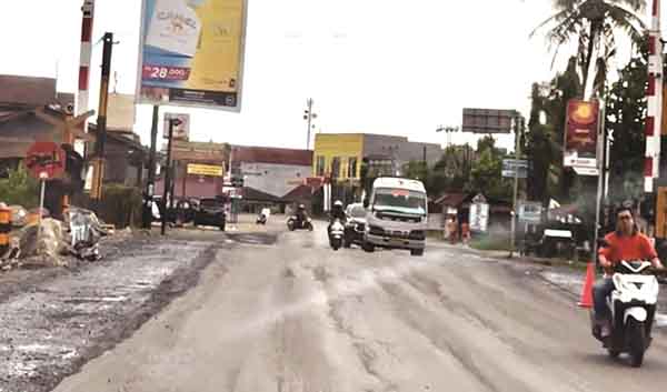 Jalan Perlintasan KA Bandara di Kasang Diperlebar, Warga: Terima Kasih Pak Andre Rosiade 1 PELEBARAN JALAN— Saat ini pengerjaan pelebaran bahu jalan di sekitar perlintasan kereta api bandara Kasang, Kecamatan Batang Anai, Padangpariaman, terus dikebut. Pelebaran jalan ini dinilai mampu mengantisipasi kemacetan panjang yang sempat mendera kawasan itu selama ini.