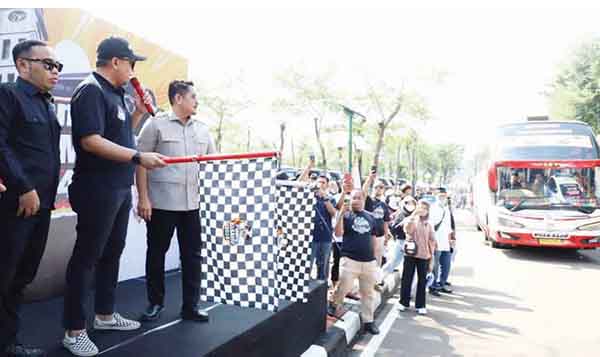 Andre Rosiade: Bukti Cinta Prabowo untuk Sumbar, 150 Bus Pulang Basamo Bawa 8.000 Perantau Minang Dilepas 1 PELEPASAN 150 BUS— Anggota DPR RI asal Sumbar, Andre Rosiade, melepas sebanyak 150 bus Pulang Basamo Perantau Minang untuk gelombang kedua, Kamis (4/4), di Lapangan Jantung Sehat, Kompleks Parlemen, Jakarta.