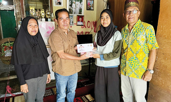 Andre Rosiade Beri Beasiswa Anak Kurang Mampu di Bungus Padang Kuliah di ITB 1 SERAHKAN UANG KULIAH— Wakil Sekretaris DPD Partai Gerindra Sumbar Zulkifli didampingi Tokoh Masyarakat Bungus, Musdek mengantarkan bantuan pendidikan senilai Rp30 juta ke rumah Citra, yang akan digunakan untuk biaya masuk kuliah di kampus ITB.