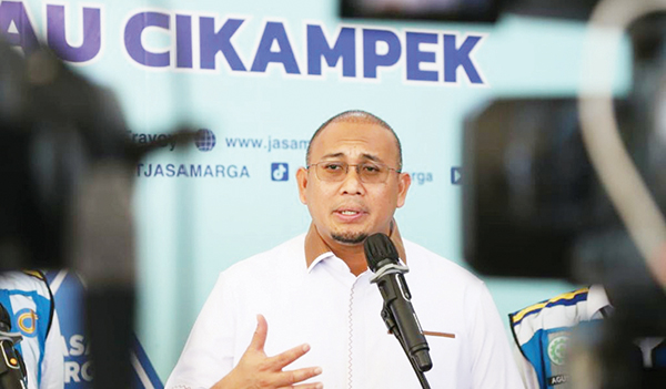 PENINJAUAN— Anggota Komisi VI DPR Andre Rosiade, memberi keterangan pers kepada wartawan usai melakukan peninjauan, Tol Trans Jawa Km 70, Sabtu (13/4).