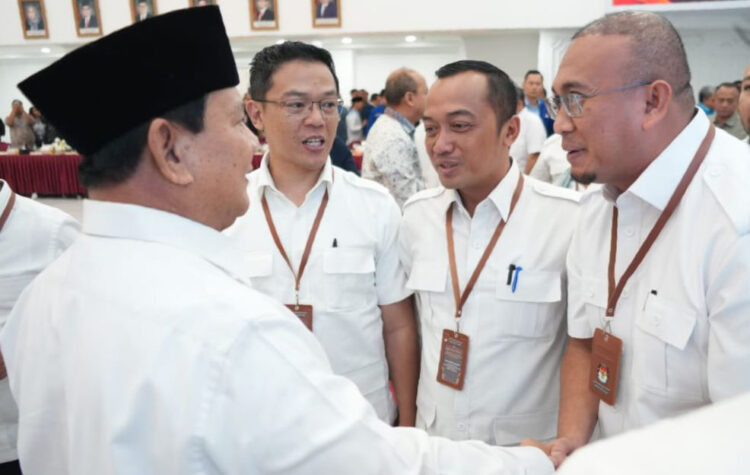 Presiden Prabowo: Kita Bangun Sumbar Andre 1 UCAPAN SELAMAT— Anggota Dewan Pembina DPP Partai Gerindra, Andre Rosiade memberikan ucapan selamat kepada Presiden RI Prabowo Subianto, usai ditetapkan oleh KPU RI, Rabu (24/4).