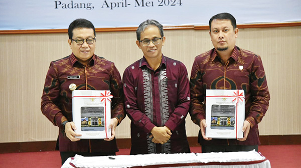 10 Kali Berturut Turut, Payakumbuh Kembali Raih WTP, Kepala BPK : Payakumbuh Termasuk yang Cepat Menyerahkan LKPD Setiap Tahunnya 1 PJ Wali Kota Payakumbuh Jasman bersama Ketua DPRD Kota Payakumbuh Hamdi Agus menerima LKPD dari BPK RI.