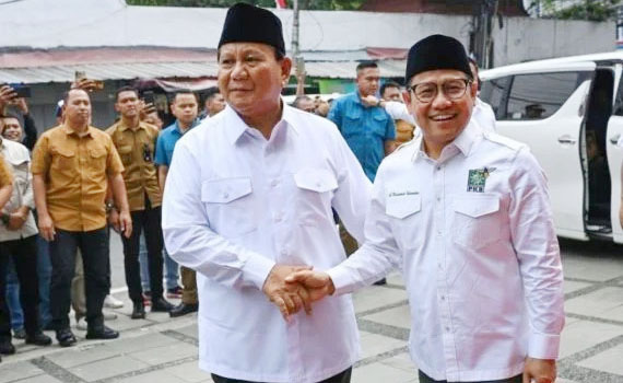 BERJABAT TANGAN— Presiden terpilih periode 2024-2029 Prabowo Subianto (kiri) berjabat tangan dengan Ketua Umum PKB Muhaimin Iskandar (kanan) saat mengunjungi 
Kantor DPP PKB.