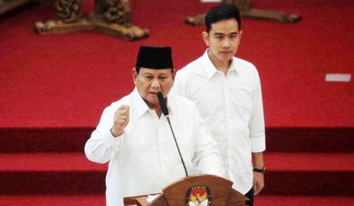 PIDATO— Presiden terpilih, Prabowo Subianto didampingi Wakil Presiden terpilih, Gibran Rakabuming Raka menyampaikan pidato di KPU.