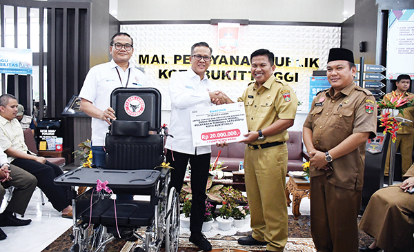 SERAHKAN BANTUAN— Dirut PT Semen Padang, Indrieffouny Indra menyerahkan bantuan 1 unit kursi roda dan sapras lainnya senilai Rp20 juta untuk MPP Bukittinggi, yang diterima Asisten II Bidang Perekonomian dan Pembangunan Kota Bukittinggi, Rismal Hadi.