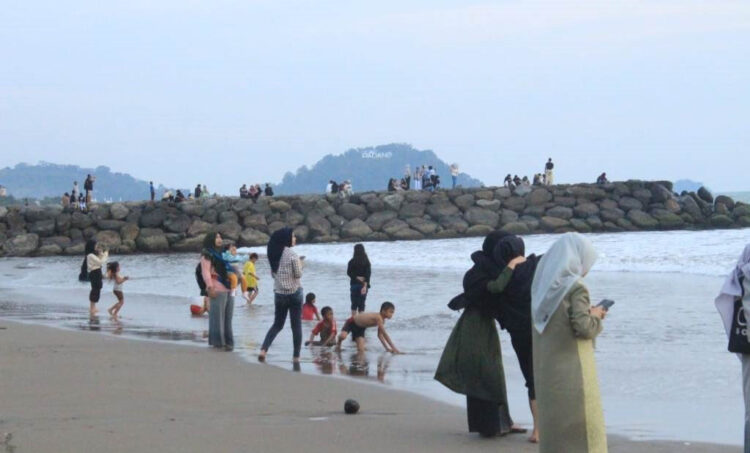 DESTINASI FAVORIT— Pantai Padang menjadi salah satu destinasi favorit bagi wisatawan selama ini saat berkunjung ke Kota Padang. Pada musim lebaran tahun ini, diperkirakan kawasan objek wisata ini akan ramai dikunjungi para pemudik.