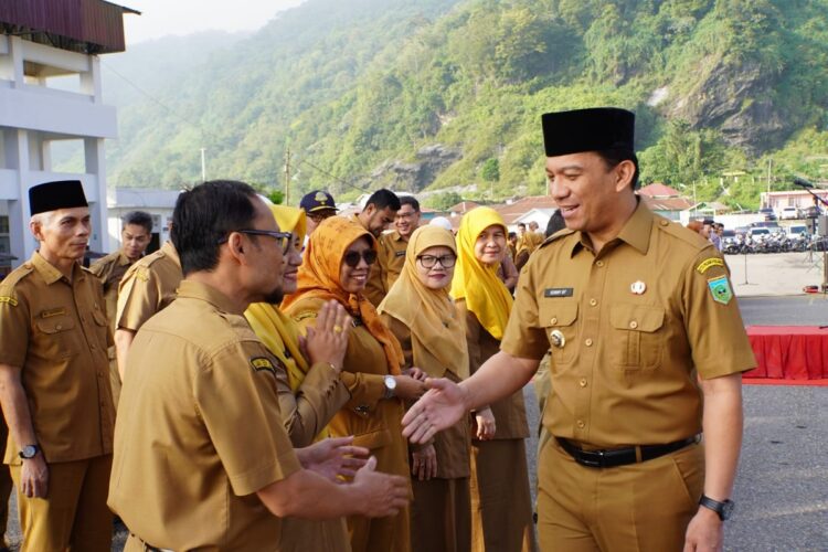 SALAMI— (Pj) Wali Kota, Sonny Budaya Putra, A.P, M.Si usai apel pagi salami para ASN.