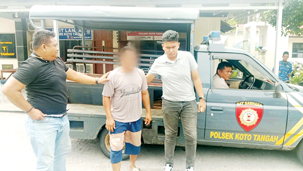 DIAMANKAN APARAT— Pelaku pungli parkir di di kawasan wisata Pasir Jambak, Kelurahan Pasie Nan Tigo, Kecamatan Kototangah, J (40), akhirnya diamankan polisi. Aksinya sempat viral di Tik Tok saat meminta uang parkir Rp5.000 kepada pengunjung Pantai Pasir Jambak.