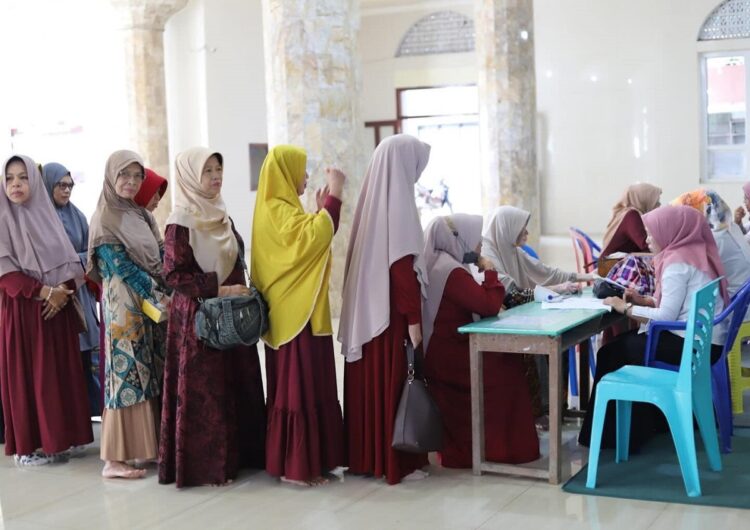 DSPPKBPPPA Fasilitasi Wirid Bulanan dan Pemeriksaan Kesehatan Lansia 1 ANTREAN—Pemeriksaan kesehatan bagi para lanjut usia (lansia) yang tergabung dalam Komisi Dearah (Komda) Lansia, Rabu (24/4) di Masjid Raya Jihad.