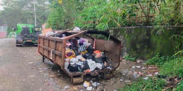 Edrizal Ingatkan Warga untuk Menjaga, TPS Sering Dirusak Orang Tak Bertanggungjawab 1 RUSAK—Terlihat kontainer sampah berwarna orange yang ditempatkan di Taman Pramuka itu mengalami kerusakan.