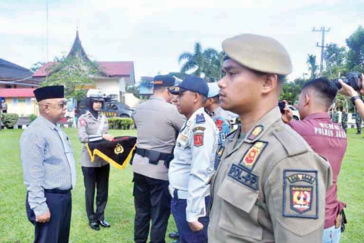 APEL— 
Sekda Agam 
Edi Busti saat mengikuti apel gelar pasukan Operasi Ketupat Singgalang 2024 di Mapolres Agam, Rabu (3/4).
