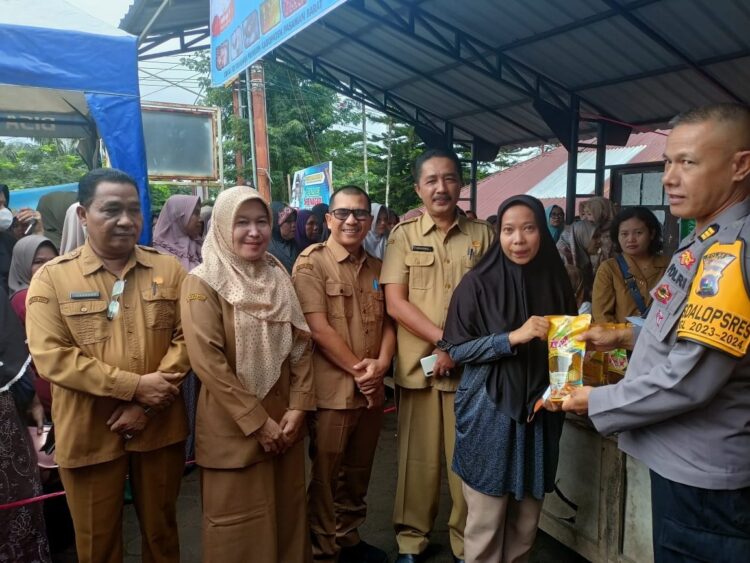 PASAR MURAH— Tim Pemkab Pasar meninjau pelaksanaan pasar murah dalam rangka Gerakan Pangan Murah di Pasman Barat.