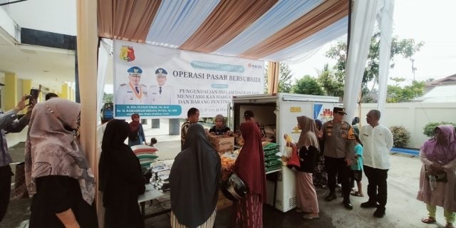 OPERASI PASAR—Inilah suasana Operasi Pasar bersubsidi bagi warga kurang mampu di Kota Solok.