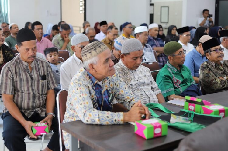 MANASIK HAJI— Para peserta Bimbingan Manasik (Bimsik) Haji Tingkat Kota Padang Panjang mendengarkan arahan dari Pj Wako Sonny. Pemerintah Kota menunjuk Kepala Kejaksaan Negeri (Kajari) Padang Panjang, Jerniaty, M.H sebagai Tim Pendamping Haji Daerah pada musim haji tahun ini.