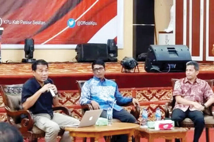 PENGAMAT POLITIK— Pengamat Politik Unand, Asrinaldi saat menghadiri sebuah acara di Padang beberapa waktu lalu.