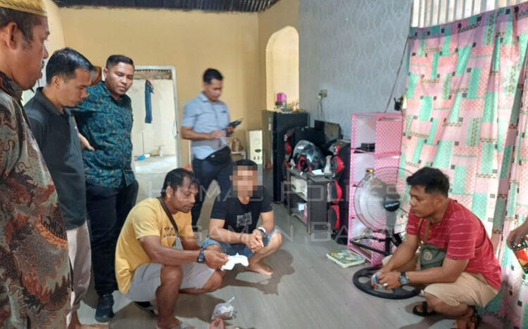 PENGGELEDAHAN— Tim Satresnarkoba Polres Pasaman Barat saat melakukan penggeledahan terhadap pelaku tindak pidana penyalahgunaan narkotika di dua lokasi berbeda, Selasa (16/4).