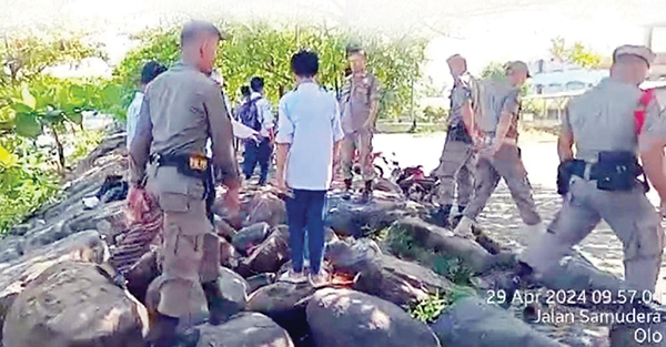 NONGKRONG DI PANTAI— Petugas Satpol PP menertibkan sejumlah pelajar saat kedapatan asyik nongkrong di kawasan Pantai Padang, Senin (29/4).